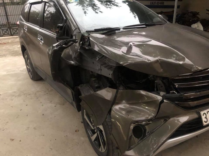 Điều khiển xe Mazda CX5 bỏ trốn khi tông thương vong 2 người dừng sửa xe ô tô - Ảnh 1.