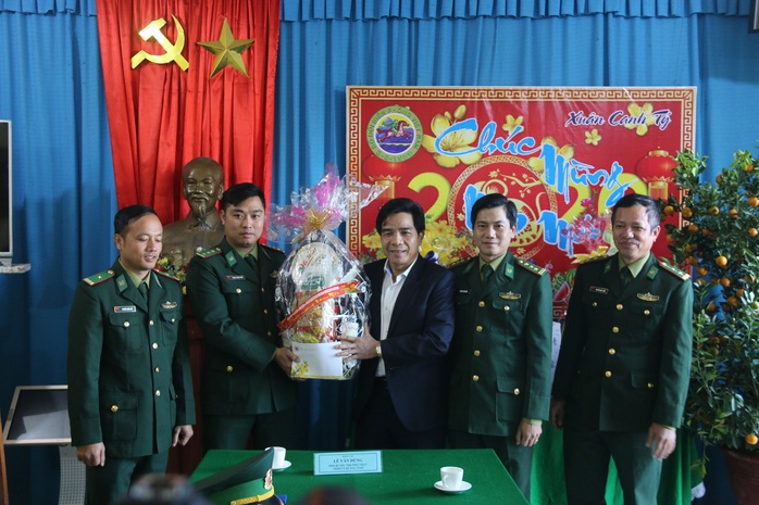 Phó Bí thư Thường trực Tỉnh ủy Quảng Nam tặng quà Tết cho đồng bào biên giới - Ảnh 2.