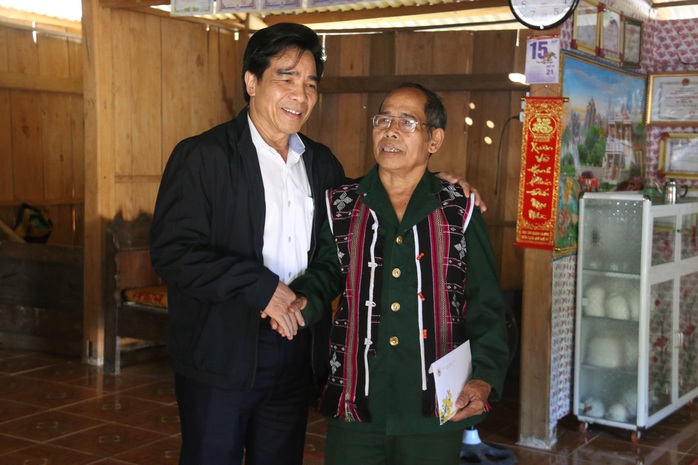 Phó Bí thư Thường trực Tỉnh ủy Quảng Nam tặng quà Tết cho đồng bào biên giới - Ảnh 6.