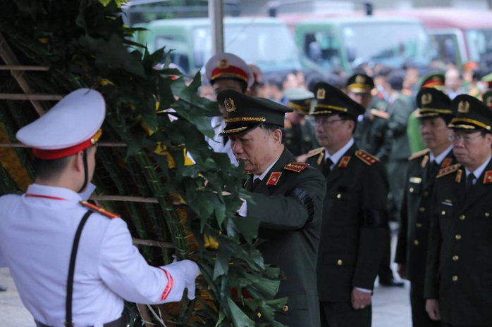 Thủ tướng Nguyễn Xuân Phúc viếng 3 liệt sĩ công an hy sinh tại xã Đồng Tâm - Ảnh 10.