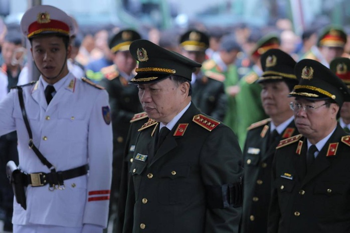 Thủ tướng Nguyễn Xuân Phúc viếng 3 liệt sĩ công an hy sinh tại xã Đồng Tâm - Ảnh 7.