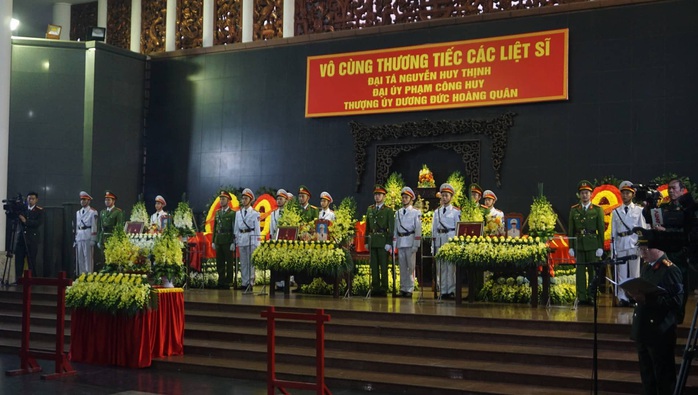 Thủ tướng Nguyễn Xuân Phúc viếng 3 liệt sĩ công an hy sinh tại xã Đồng Tâm - Ảnh 3.