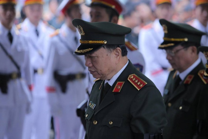 Thủ tướng Nguyễn Xuân Phúc viếng 3 liệt sĩ công an hy sinh tại xã Đồng Tâm - Ảnh 9.