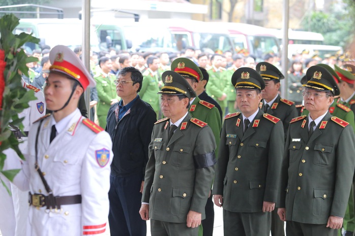 Thủ tướng Nguyễn Xuân Phúc viếng 3 liệt sĩ công an hy sinh tại xã Đồng Tâm - Ảnh 18.