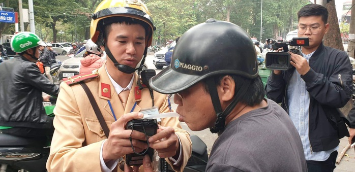 Sau 2 tuần kiểm tra nồng độ cồn người điều khiển xe: Giảm tai nạn, phạt hơn 21 tỉ đồng - Ảnh 1.