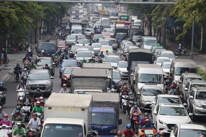 Ùn tắc quanh Tân Sơn Nhất, hành khách bị nhỡ chuyến bay do đến muộn - Ảnh 1.