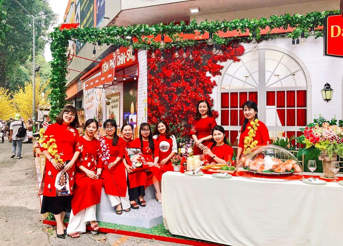 Hot girl Mắt Biếc check-in với các siêu phẩm khổng lồ tại Góc Phố Xuân 2020 - Ảnh 6. Hot girl Mắt Biếc check-in với các siêu phẩm khổng lồ tại Góc Phố Xuân 2020 - Ảnh 6.