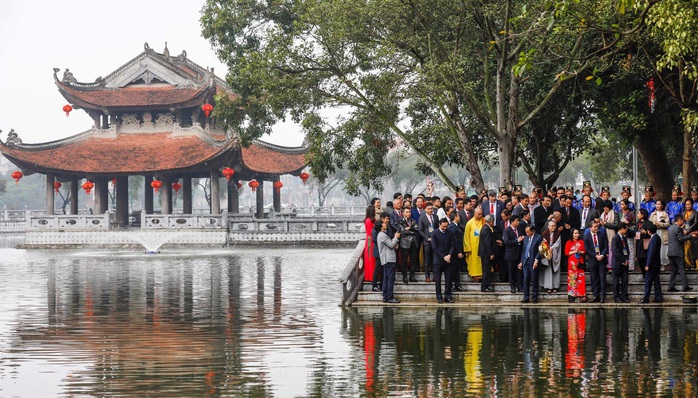 Đoàn kiều bào tiêu biểu vào Lăng viếng Bác - Ảnh 5.