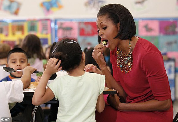 Chúc mừng sinh nhật bà Obama, ông Trump đã “hủy” bữa trưa học đường! - Ảnh 1.