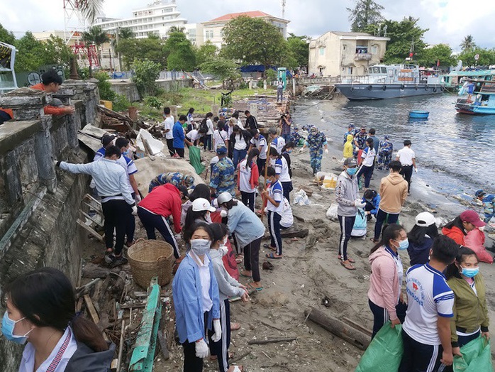 Người dân Phú Quốc “nhắc khéo” không xả rác khi xem bắn pháo hoa - Ảnh 4.