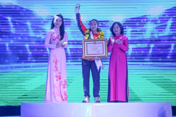 Cầu thủ Huỳnh Như được tuyên dương công dân trẻ tiêu biểu TP HCM năm 2019 - Ảnh 13.