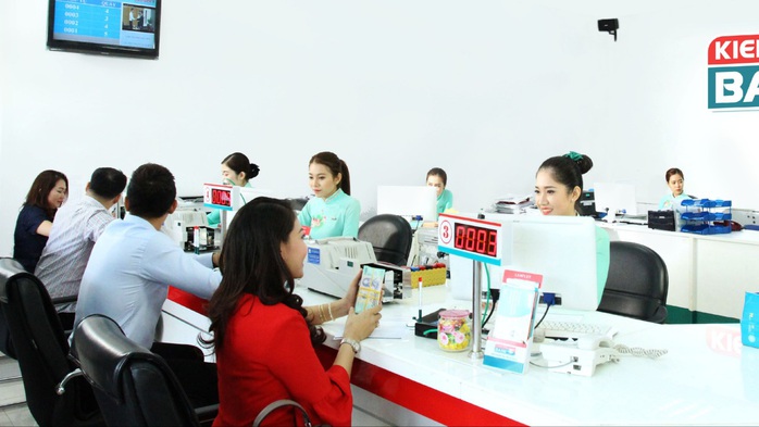 Đón tiền thưởng Tết, ngân hàng đua nhau kéo khách gửi tiết kiệm - Ảnh 1. Đón tiền thưởng Tết, ngân hàng đua nhau kéo khách gửi tiết kiệm - Ảnh 1.