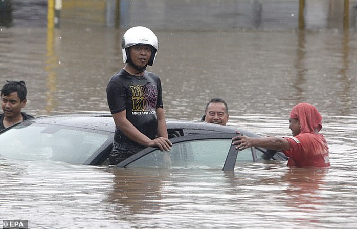 Jakarta: Mưa không bình thường một đêm, 16 người chết - Ảnh 1.