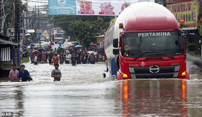 Jakarta: Mưa không bình thường một đêm, 16 người chết - Ảnh 2.