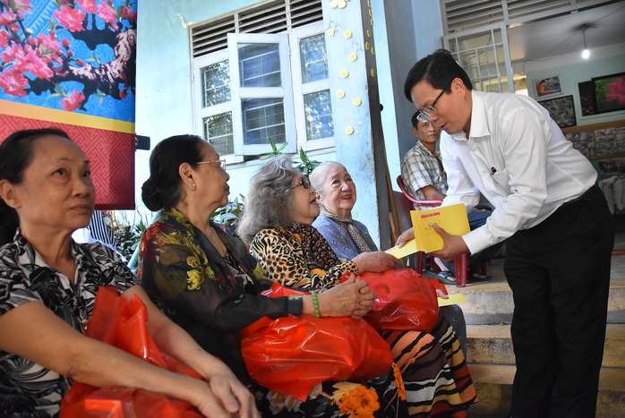Báo Người Lao Động thăm và chúc Tết nghệ sĩ lão thành – khởi động Quỹ Mai Vàng nhân ái - Ảnh 4.