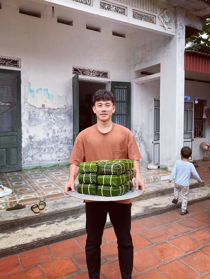 Trần Minh Vương kể chuyện đưa Việt kiều Mỹ về Thái Bình đón Tết, khoe cùng mẹ gói bánh chưng - Ảnh 4.