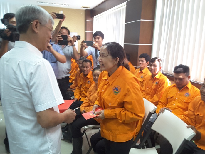 Lãnh đạo TP HCM thăm công nhân Khu liên hợp Xử lý chất thải Đa Phước - Ảnh 1.