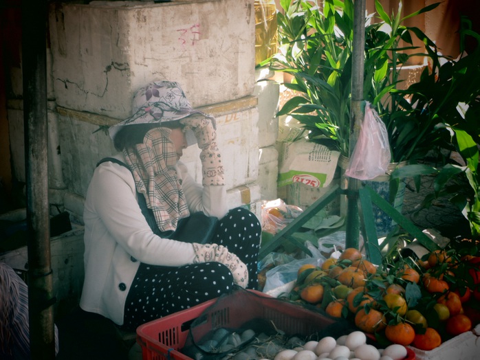 Mỗi lần đi chợ Tết, tôi đều chứng kiến cảnh tương phản nhau...! - Ảnh 2.