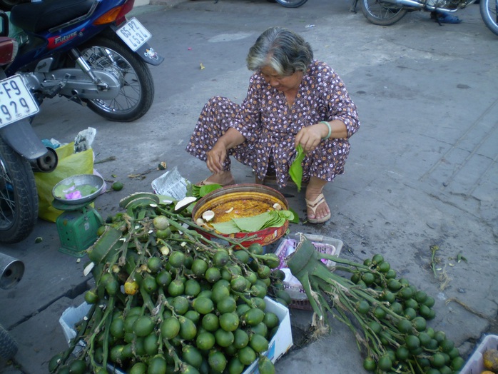 Mỗi lần đi chợ Tết, tôi đều chứng kiến cảnh tương phản nhau...! - Ảnh 1.