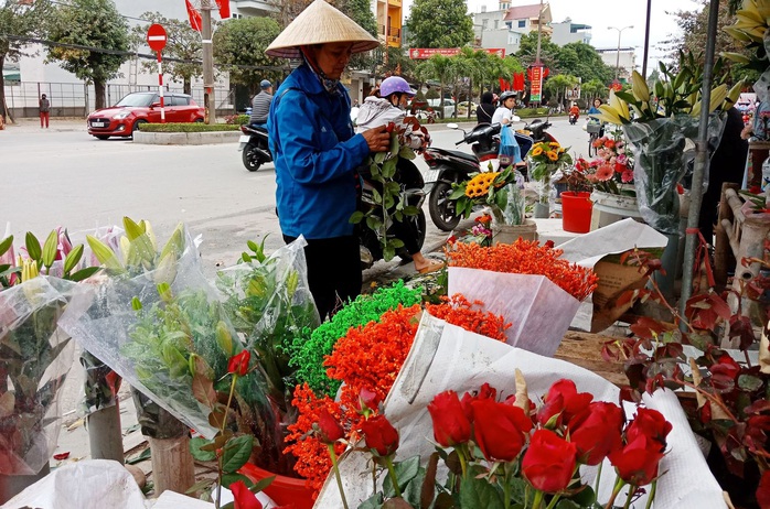 Đồ cúng gia tiên cháy hàng, tăng giá phi mã chiều 30 Tết - Ảnh 5.