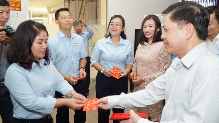 Bộ trưởng Bộ GTVT Nguyễn Văn Thể thăm, chúc Tết CBCNV Bến xe Miền Đông - Ảnh 4.