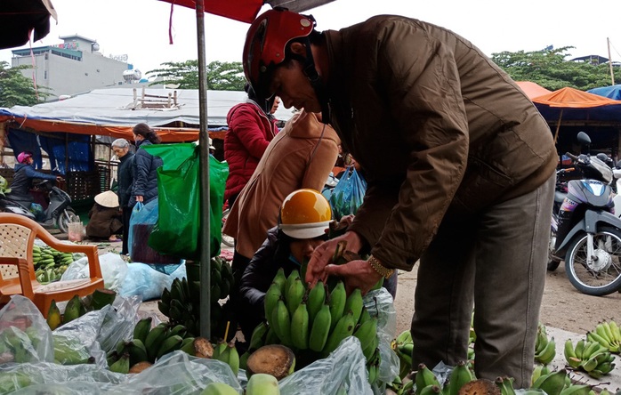 Đồ cúng gia tiên cháy hàng, tăng giá phi mã chiều 30 Tết - Ảnh 6.