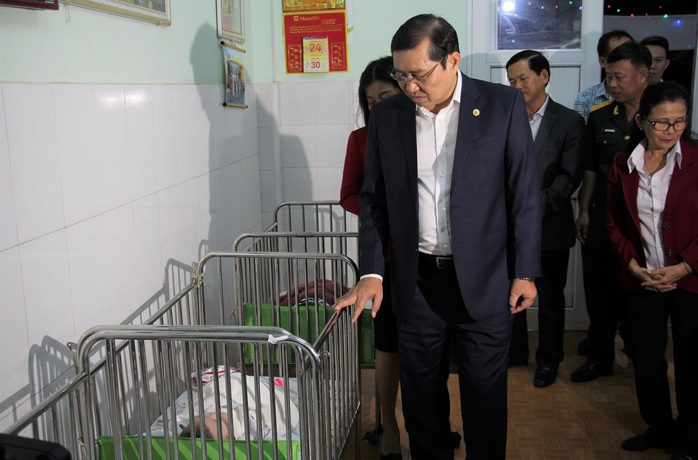 Chủ tịch TP Đà Nẵng thăm trẻ mồ côi trong đêm giao thừa  - Ảnh 1.