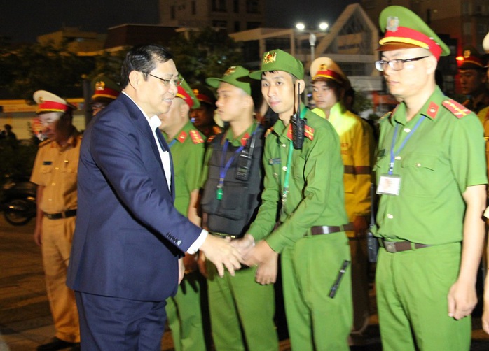 Chủ tịch TP Đà Nẵng thăm trẻ mồ côi trong đêm giao thừa  - Ảnh 2.