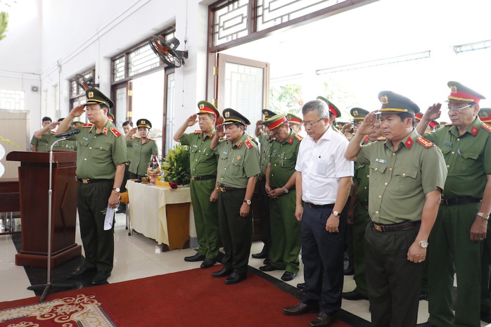 Đề nghị công nhận liệt sĩ cho cảnh sát khu vực bị đâm chết vào ngày 30 Tết - Ảnh 1.