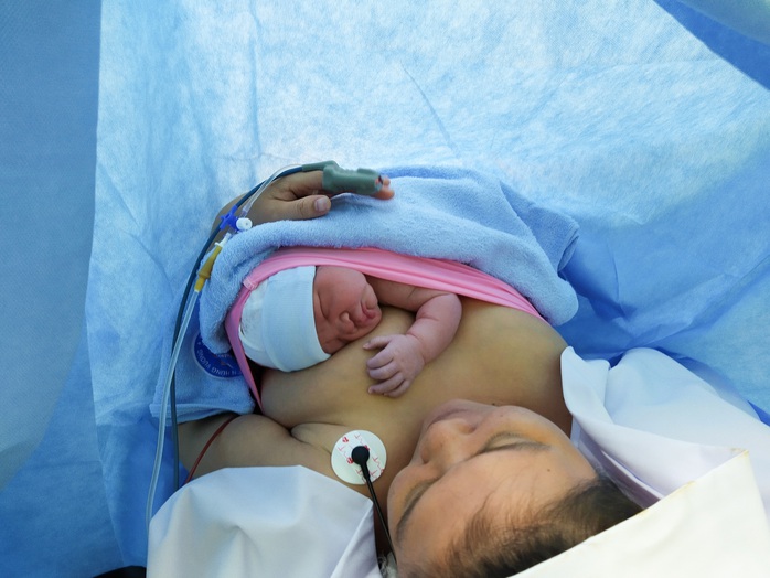 Rụng tim với 2 em bé chào đời đúng thời khắc giao thừa - Ảnh 6.