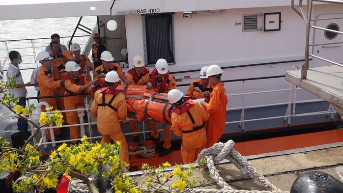 Vượt sóng cứu thuyền viên Thái Lan bị đột quỵ trên biển - Ảnh 1.