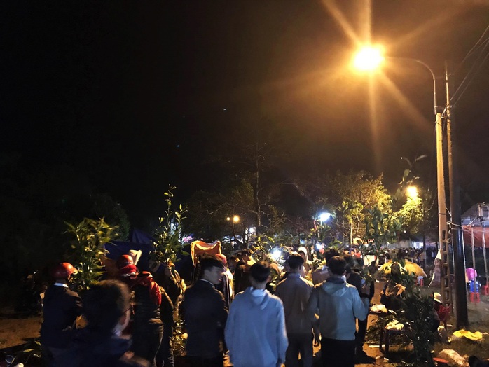Hơn chục ngàn người đội mưa rét đi chợ lúc nửa đêm để cầu may - Ảnh 3.