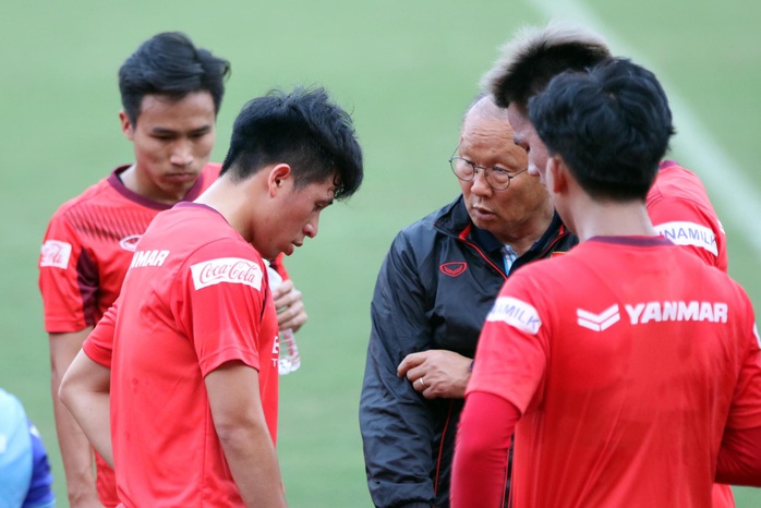 Đội tuyển Việt Nam có thể đá giao hữu với Iraq để xóa thẻ cho Đình Trọng - Ảnh 1.
