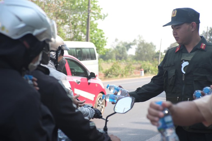 Người đi đường bất ngờ khi được CSGT Đồng Nai tặng nước, khăn lạnh  - Ảnh 6.