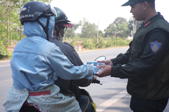 Người đi đường bất ngờ khi được CSGT Đồng Nai tặng nước, khăn lạnh  - Ảnh 12.