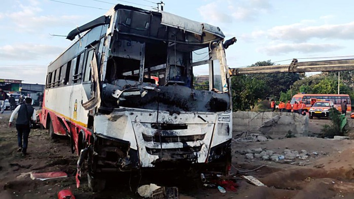 Ấn Độ: Xe buýt đâm xe lam rồi lao xuống giếng, 58 người thương vong - Ảnh 1.