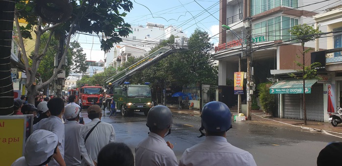 Cháy khách sạn ở Nha Trang, lực lượng chức năng đang nỗ lực chữa cháy - Ảnh 2.