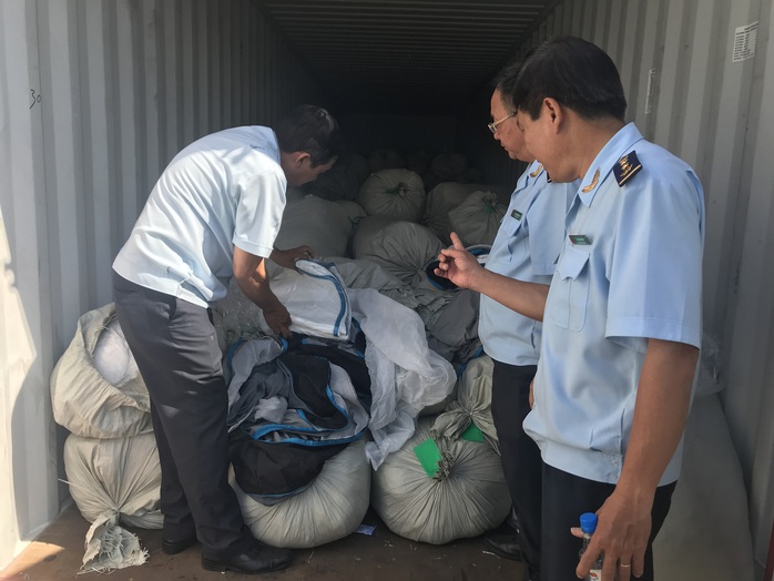 Hải quan TP HCM lại phát hiện 3 container hàng Trung Quốc gắn nhãn Việt Nam - Ảnh 1.