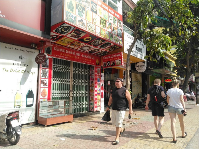 Vắng bóng khách Trung Quốc vì virus corona, hàng loạt cửa hàng đóng cửa - Ảnh 4.