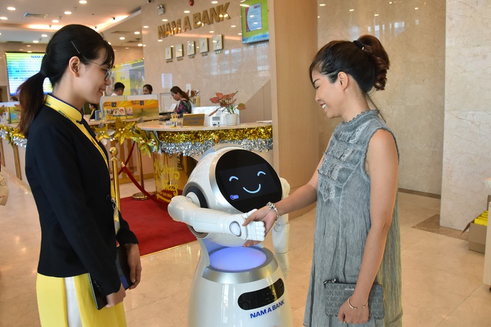 Sếp ngân hàng kể chuyện đưa robot vào tiếp khách - Ảnh 1.