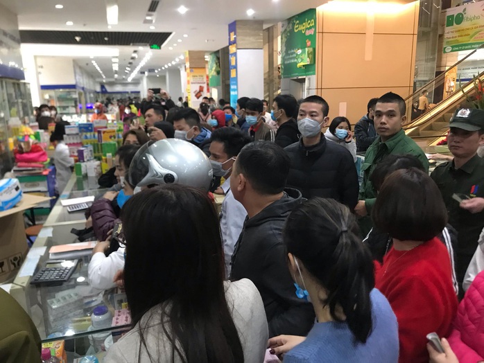 CLIP: Chen lấn mua khẩu trang y tế tại chợ thuốc lớn nhất miền Bắc - Ảnh 2.