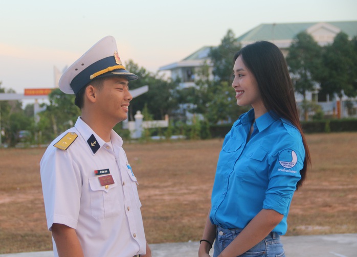 Mùa xuân biển đảo 2020 và Hoa hậu Trần Tiểu Vy đến với Lữ đoàn 681 Hải quân - Ảnh 2.