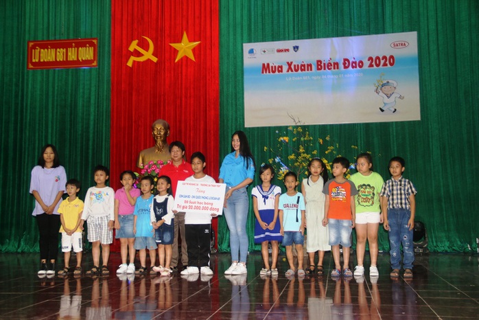 Mùa xuân biển đảo 2020 và Hoa hậu Trần Tiểu Vy đến với Lữ đoàn 681 Hải quân - Ảnh 11.