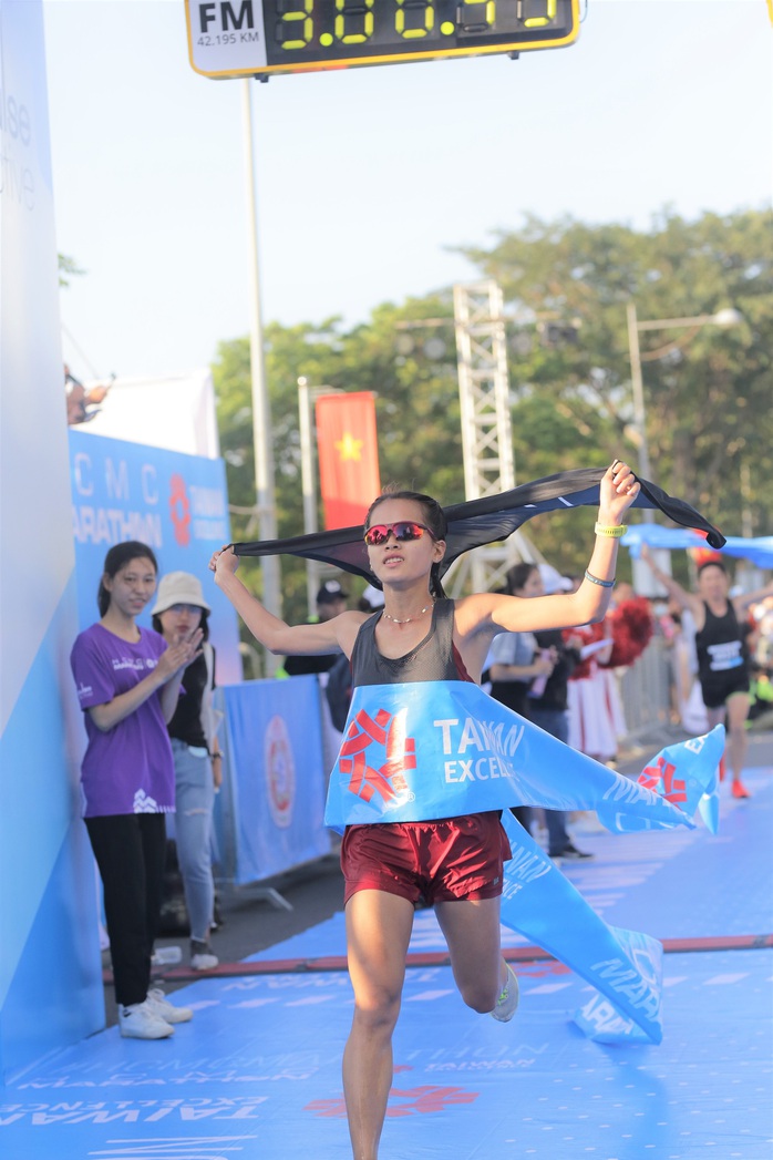 Phạm Thị Hồng Lệ vô địch marathon TP HCM 2020  - Ảnh 1.