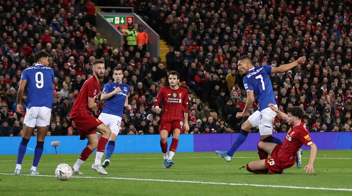 Người nhện rực sáng, Liverpool quật ngã Everton trận derby - Ảnh 4.
