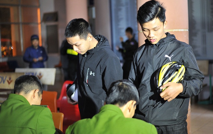 Cảnh sát cơ động ngăn chặn kịp thời hàng chục học sinh hẹn nhau hỗn chiến - Ảnh 3.