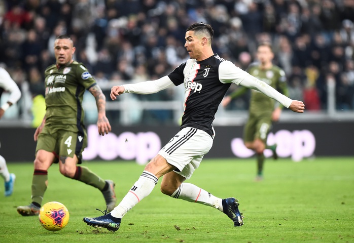 Ronaldo bắt kịp thành tích ghi bàn của Messi sau khi lập hat-trick vào lưới Cagliari - Ảnh 2.