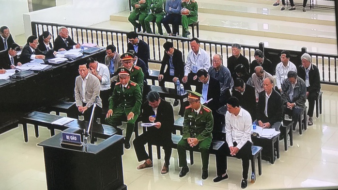 Xử 2 nguyên chủ tịch Đà Nẵng: Bị cáo khóc nghẹn và sốc khi bị đề nghị 14-16 năm tù - Ảnh 1.
