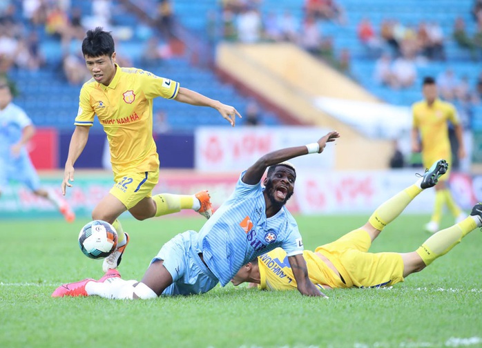 Thất bại trên sân khách, SHB Đà Nẵng và SLNA mất cơ hội tranh ngôi vô địch V-League - Ảnh 2.