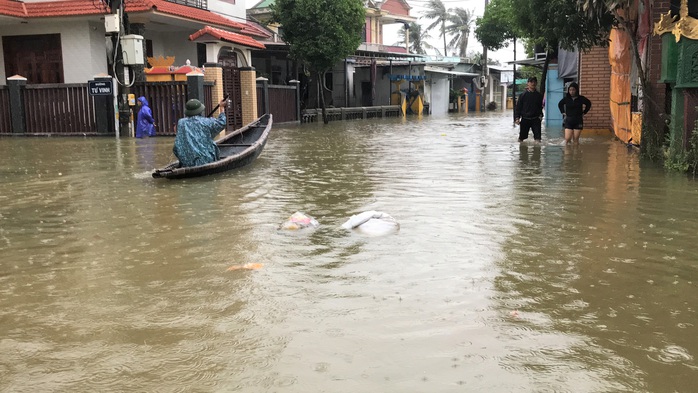 Lũ lụt miền Trung: Hơn 24.000 căn nhà ở Huế ngập nặng, nhiều nơi lũ xuất hiện sau 21 năm - Ảnh 3.